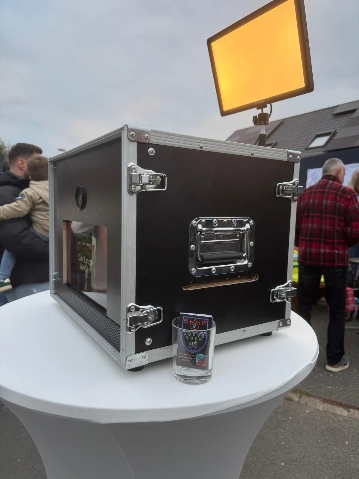 Fotobox mit Ausdruck & digitaler Kopie im eigenen Design mieten in Köln für EURE Feier – Bild 1